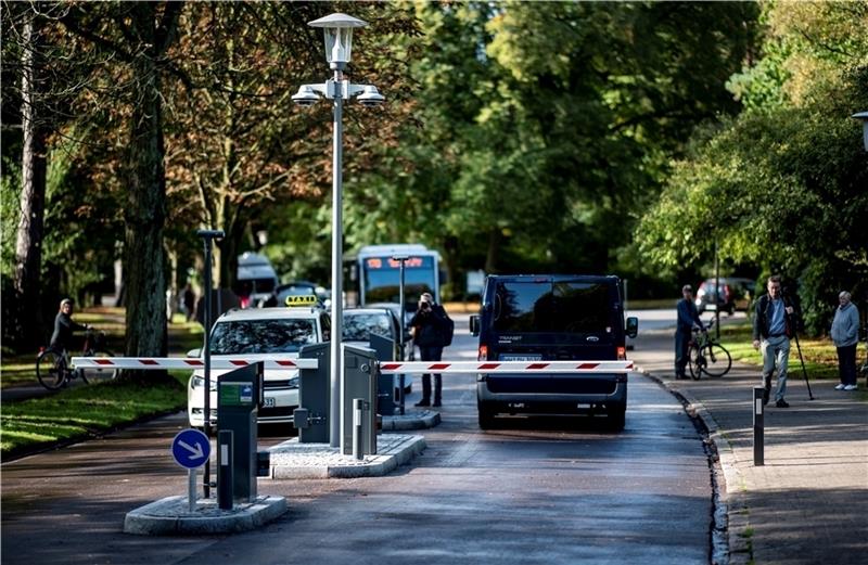 Autos warten vor dem neuen Schrankensystem auf dem Ohlsdorfer Friedhof. Foto: Heimken/dpa