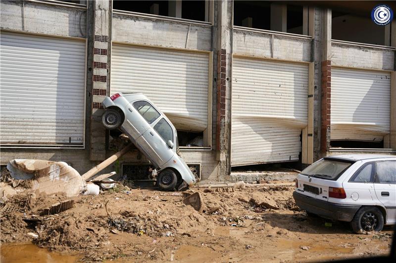 Verzweifelte Suche nach Überlebenden in Libyen Autos wurden von den Fluten in Derna mitgerissen.