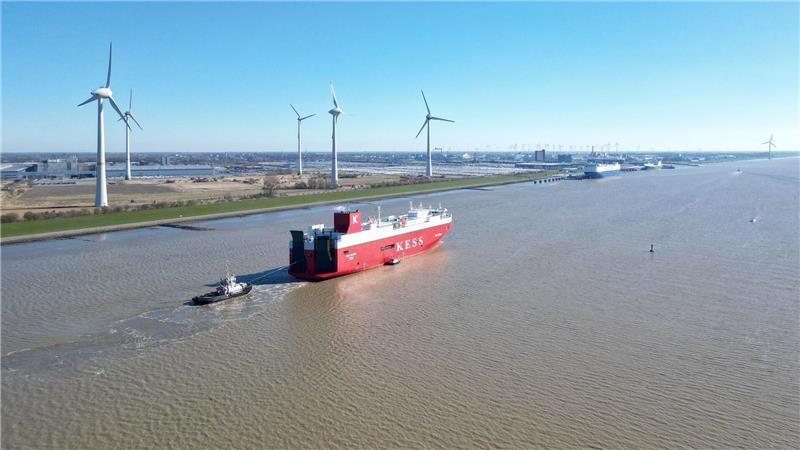 Autotransporter brauchen etwa ausreichend Tiefgang, um die über die Außenems den Emder Hafen erreichen zu können. (Archivbild)