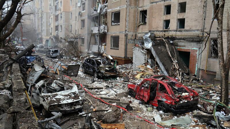 Krieg gegen die Ukraine: So ist die Lage Autowracks, Trümmerteile und zerstörte Wohngebäude - das Resultat eines russischen Raketenangriffs auf die ukrainische Hauptstadt Kiew.