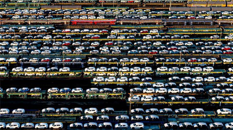 Auto-Krise und Industrieflaute: Was auf die Wirtschaft 2025 zukommt Autozüge stehen auf dem Rangierbahnhof im Bremer Stadtteil Gröpelingen.