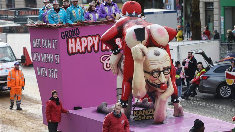 Autsch - Bundeskanzler Friedrich Merz wurde von den Karnevalisten in ein Sadomaso-Outfit gesteckt.