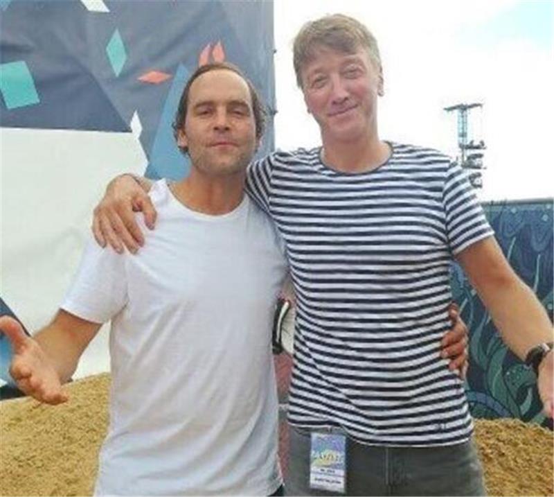 Axel Bosse, Künstlername Bosse, freut sich über die Behandlung von Jens Freese beim Deichbrand. Foto: Freese