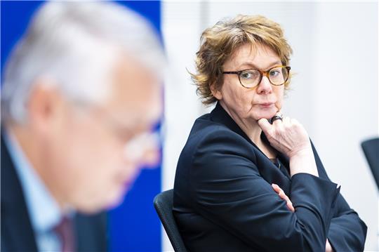 Axel Brockmann, Landespolizeipräsident in Niedersachsen, und Daniela Behrens (SPD), Innenministerin von Niedersachsen, sprechen auf einer Pressekonferenz zur Polizeilichen Kriminalstatistik Niedersachsen 2022. Foto: Moritz Frankenberg/dpa
