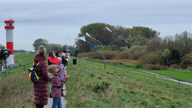 Drachenfest auf Krautsand: Darum ließ man früher Drachen steigen Axel Kostros zeigt Kindern seit Jahrzehnten, wie sie Drachen bauen können, die sie selbst steigen lassen können. Wie hier auf Krautsand.
