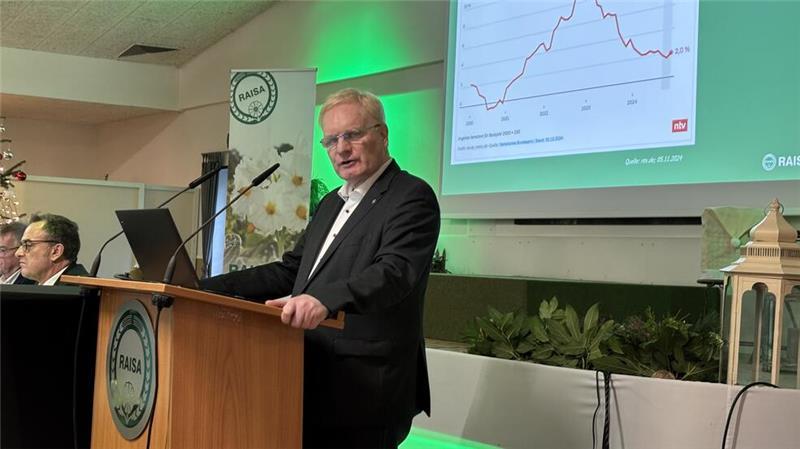 Von Pommes bis zur Tankstelle: Stader Raisa investiert 16 Millionen Euro Axel Lohse begrüßte rund 400 Genossenschaftsmitglieder und Gäste zur Generalversammlung in der Harsefelder Festhalle.