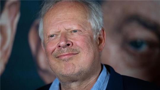 Axel Milberg, Schauspieler, kommt zur Premiere der Serie „Kohlrabenschwarz“.