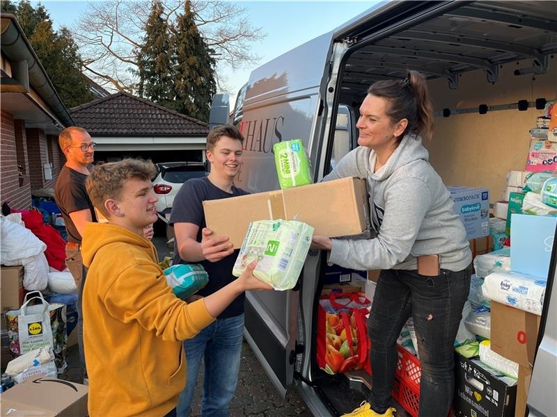 Jetzt starten die ersten Hilfskonvois aus dem Landkreis in Krisengebiete Axel Möller, Patrik Bruhn, Leon Haselbach und Anna Möller-Bruhn verstauen Hilfsgüter bei einem der ersten Transporte Foto: Vasel