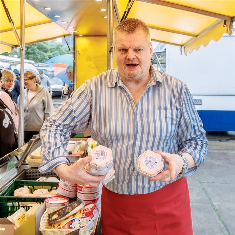Fischmarkt: Wo Käse-Fred mit Aale-Dieter und Schoko-Johnny um die Wette schreit Axel Pabst verkauft Käse auf dem Hamburger Fischmarkt. Seit mehr als 25 Jahren arbeitet Axel Pabst als Marktschreier für das Unternehmen Fred4Food, das auf dem Fischmarkt durch den Obsthandel Bananen-Fred bekannt wurde. Foto: Markus Scholz/dpa