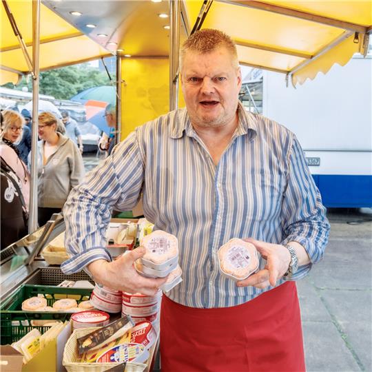 Axel Pabst verkauft Käse auf dem Hamburger Fischmarkt. Seit mehr als 25 Jahren arbeitet Axel Pabst als Marktschreier für das Unternehmen Fred4Food, das auf dem Fischmarkt durch den Obsthandel Bananen-Fred bekannt wurde.  Foto: Markus Scholz/dpa
