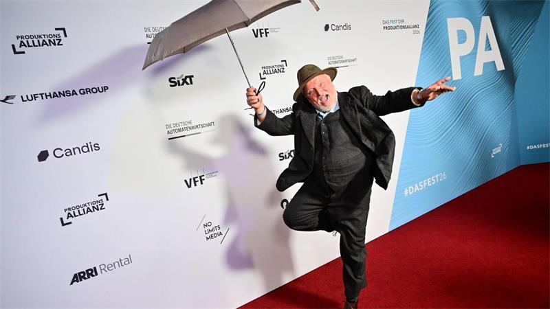 Axel Prahl dancing in the rain.
