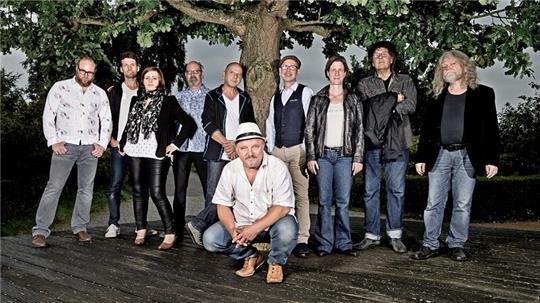 Axel Prahl und das Inselorchester kommen mit ihrem Programm „Mehr - Live 2025“ ins Stadeum.