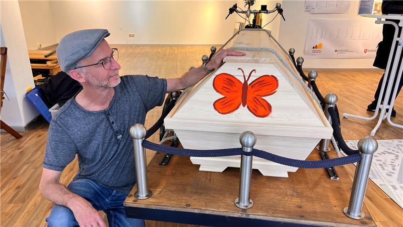 Das rüttelt auf: Ein Rad mit Sarg fährt durch Stades Innenstadt Axel Zietz hat bereits einen Schmetterling als Symbol für Metamorphose auf den Sarg gemalt. Weitere Motive folgen. Jeder ist dazu eingeladen.