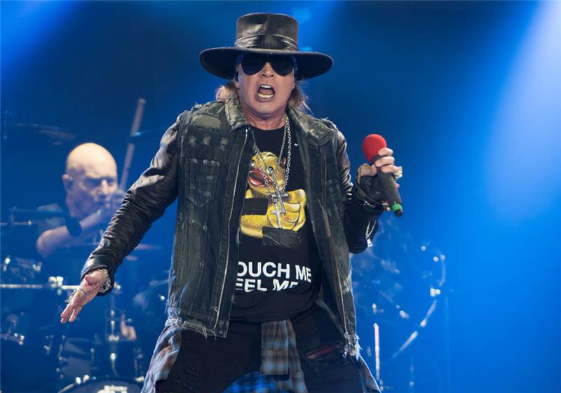 Axl Rose, Frontmann der Band Guns N' Roses, steht auf der Bühne. Foto: Axel Heimken/dpa