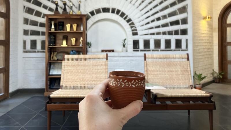 Wellness made in Asien: Detox, Onsen, Ayurveda Ayurveda ist eine uralte indische Form der Alternativmedizin: Im Innern einer Ayurveda-Klinik werden Gäste mit Kräutertee begrüßt.
