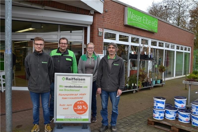 Ausverkauf bei Raiffeisen: Standort in Drochtersen wird geschlossen Azubi Pascal Linden, Marktleiter Thorge Hartlef, Rieke Jürgens und Jörn Meyer (von links) sind mit dem Ausverkauf vor der Schließung des Raiffeisenmarktes gut beschäftigt. Foto: Helfferich