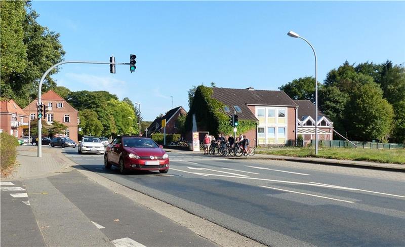 B 73/Bahnhofstraße in Himmelpforten: Noch eine Kreuzung, in Zukunft ein Kreisverkehr. Dafür weicht das Gemeindehaus (Bildmitte), ein neues entsteht auf der freien Fläche daneben. Foto: Eidtmann/Archiv