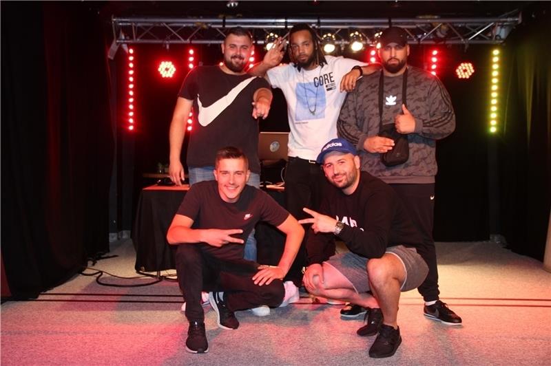 B-Town 21 posiert auf der Bühne im Buxtehuder Freizeithaus: Die Fünf haben sich 2019 als Gruppe formiert und starten nun gemeinsam durch: Rico Arszelewski (hinten, von links), Jamil Botsio, Ahmed Khaledi, Janek Schinkund Asmir Kijamet mache