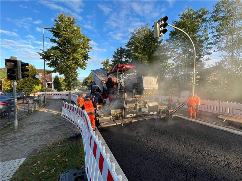 So gehen die B73-Arbeiten in Agathenburg voran B73 Asphalt Agathenburg Staßenbau Kemna Asphaltfertiger Foto Vasel