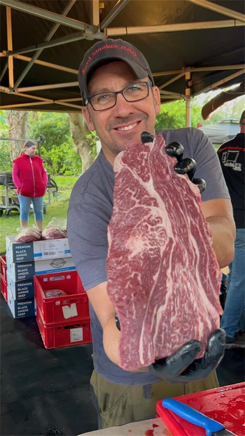 Raffinesse vom Rost: Wie die Barbecue-Fans für Grill-Genuss sorgen BBQ-Festival-Macher Basti bereitet 40 Kilo Rindernacken für das Garen im Smoker vor.