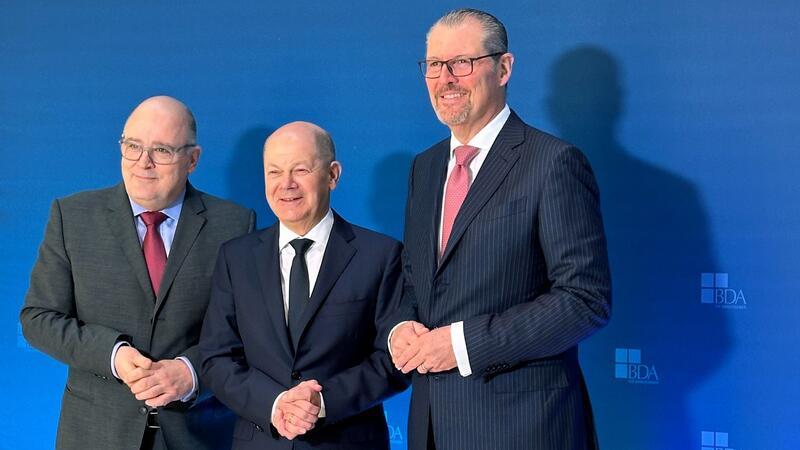 Arbeitgeberpräsident beklagt Misstrauen in Unternehmer BDA-Hauptgeschäftsführer Steffen Kampeter (l-r), Bundeskanzler Olaf Scholz und Arbeitgeberpräsident Rainer Dulger in Berlin.
