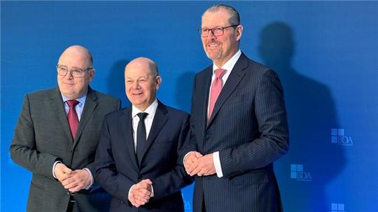 BDA-Hauptgeschäftsführer Steffen Kampeter (l-r), Bundeskanzler Olaf Scholz und Arbeitgeberpräsident Rainer Dulger in Berlin.