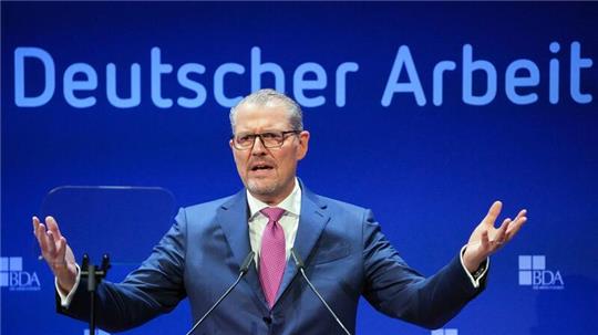 BDA-Präsident Rainer Dulger spricht von einer schwierigen ökonomischen Lage.