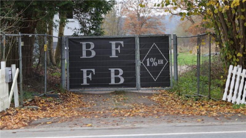 "BFFB", kurz für "Bandidos Forever, Forever Bandidos", prangt auf dem Zaun eines Vereinsheims in der Wingst. Inzwischen gibt es das Vereinsheim nicht mehr. Archivfoto: Lütt