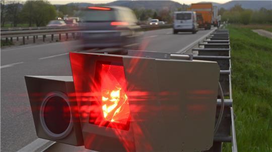 «BItte recht freundlich»: Wer sich an alles hält, was entlang der Straße angezeigt wird, dürfte auch nicht geblitzt werden - doch manchmal scheint die Beschilderung verwirrend - wirklich?