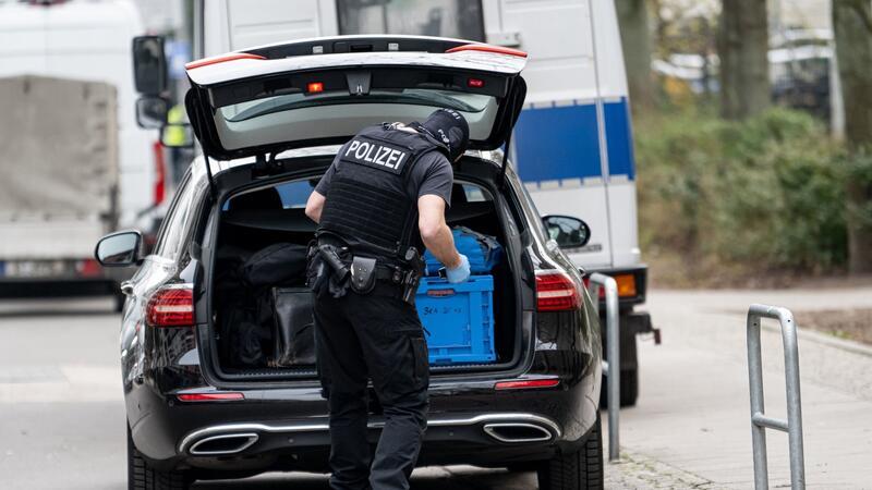 Ex-RAF-Terroristen: BKA bittet um Unterstützung bei Fahndung BKA-Beamten kommen zur Wohnung der ehemaligen RAF-Terroristin Daniela Klette. Nach der Festnahme Klettes setzen die Ermittler die Suche nach Ernst-Volker Staub und Burkhard Garweg fort.