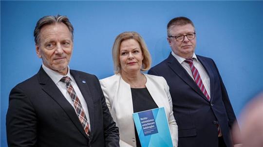 BKA-Präsident Holger Münch (l), Bundesinnenministerin Nancy Faeser und Verfassungsschutzpräsident Thomas Haldenwag stellen ein Maßnahmenpaket gegen Rechtsextremismus vor.