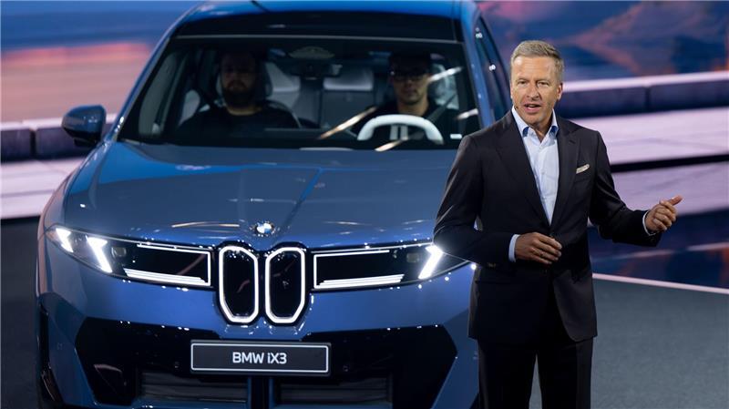 BMW-Chef Oliver Zipse und der neue iX3. Die Bestellungen für das erste Modell der neuen Klasse sind laut BMW gut. (Archivbild)