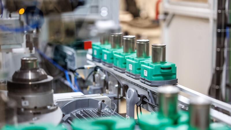 BMW kritisiert Bundesregierung und EU BMW-Rundzellen im Kompetenzzentrum für Batteriezellfertigung in Parsdorf.