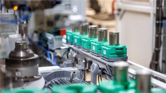 BMW-Rundzellen im Kompetenzzentrum für Batteriezellfertigung in Parsdorf.