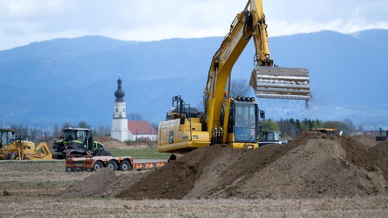 Baubeginn für BMW-Batteriewerk in Niederbayern BMW baut in den Gemeinden Irlbach und Straßkirchen ein Werk für die Montage von Hochvoltspeichern.