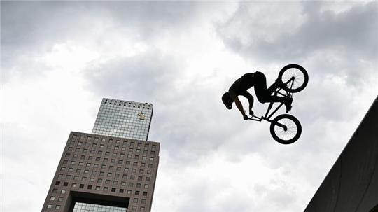 BMX-Profi Sergio Layos aus Spanien zeigt beim freien Training für den Eurobike Skyline BMX Contest auf dem Frankfurter Messegelände sein Können.