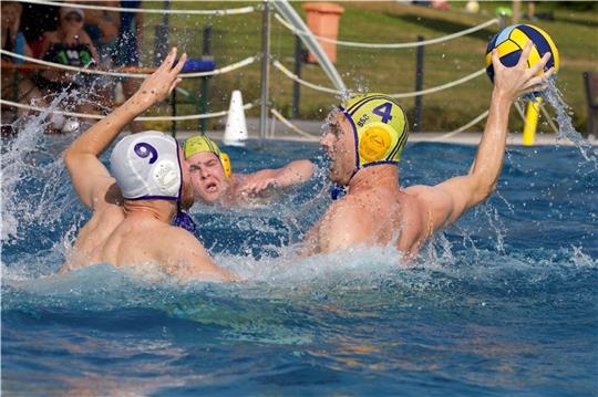 BSC-Trainer Nils Trimborn (rechts im Bild) behält auch im Wasser die Übersicht. Foto: Buxtehuder SV (nomo)