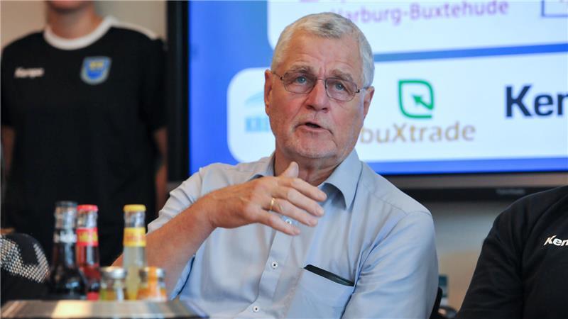 Peter Prior erklärt etwas auf einer Pressekonferenz.