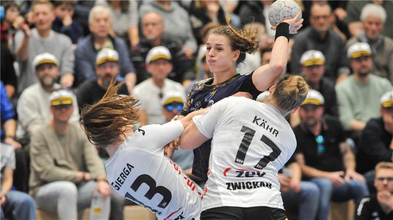 BSV-Handballerin Isabelle Dölle trifft auf Zwickauer Gegenwehr.