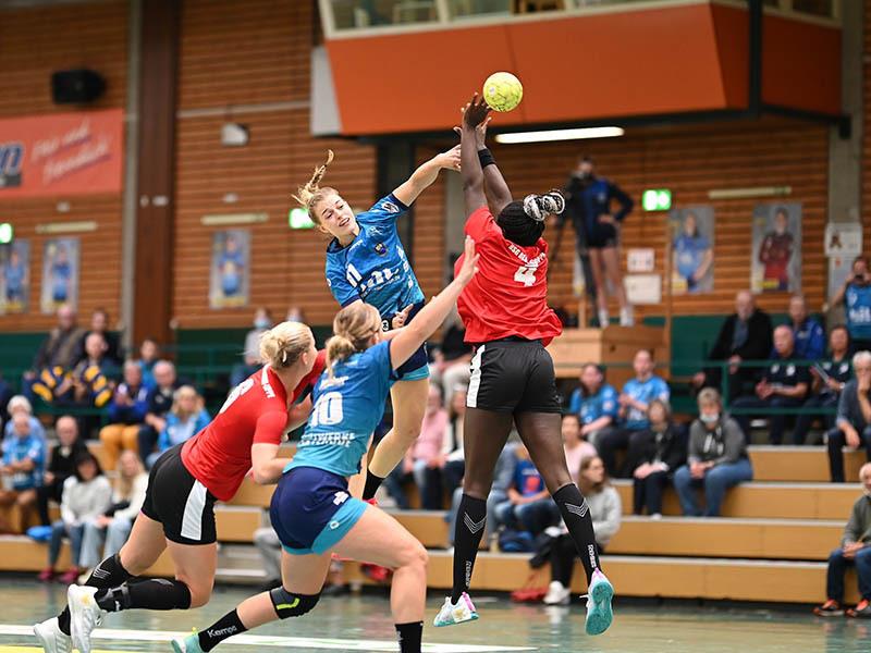 BSV-Handballerin Isabelle Dölle verletzte sich am Fuß und zog sich vermutlich einen Außenbandriss zu. Foto: Felix Schlikis