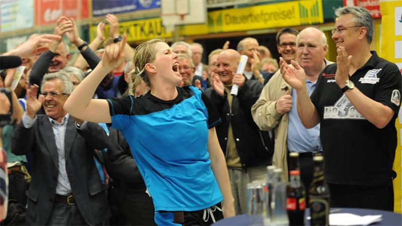 BSV-Handballerin Josephine Techert und Trainer Dirk Leun (rechts) feiern 2012 einen sensationellen Finaleinzug.