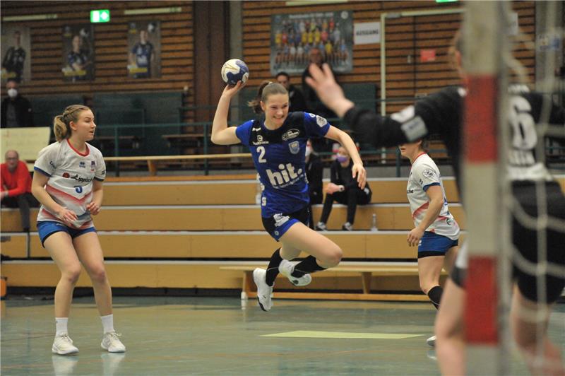 BSV-Handballspielerin Liv Süchting zielt auf das Tor der HSG Blomberg-Lippe. Foto: Jürgens