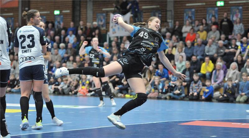 BSV: Niederlage zum Auftakt und Hammerlos im DHB-Pokal BSV-Kreisläuferin Jolina Huhnstock scheiterte in der ersten Halbzeit mehrfach an Blombergs Torhüterin Melanie Veith.