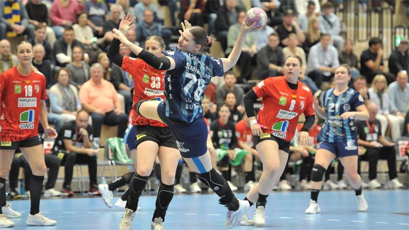 BSV-Kreisläuferin Lucy Strauchmann im Spiel gegen ihren Ex-Club Halle-Neustadt.