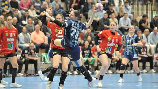 BSV-Kreisläuferin Lucy Strauchmann im Spiel gegen ihren Ex-Club Halle-Neustadt.