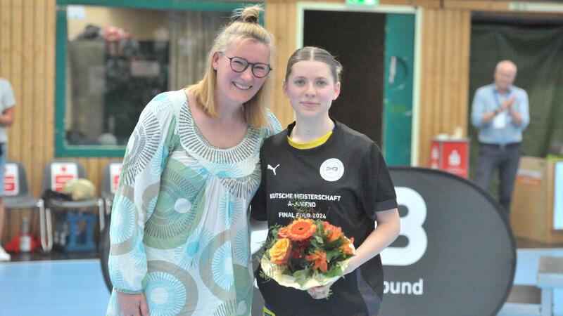 Beste Torschützin beim Final Four: Das sind ihre Zukunftspläne BSV-Legende Stefanie Melbeck zeichnete Lilli Frey aus.