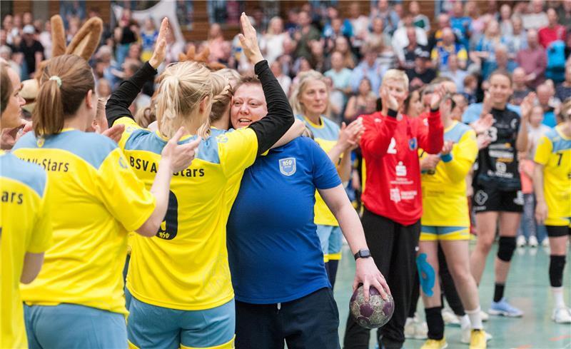 Ein letztes Mal Halle Nord: 74 Tore, viele Erinnerungen und viel Party BSV-Mitarbeiterin Christin Becking durfte vom Siebenmeterpunkt ran.