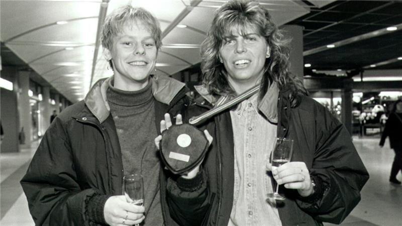 BSV-Spielerinnen Andrea Bölk (rechts) und Heike Axmann bei der Ankunft am Hamburger Flughafen mit der Goldmedaille.