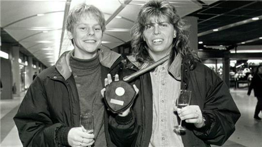 BSV-Spielerinnen Andrea Bölk (rechts) und Heike Axmann bei der Ankunft am Hamburger Flughafen mit der Goldmedaille.