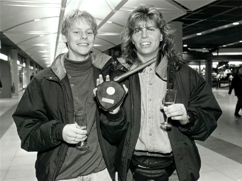 BSV-Spielerinnen Andrea Bölk (rechts) und Heike Axmann bei der Ankunft im Hamburger Flughafen mit der Goldmedaille.